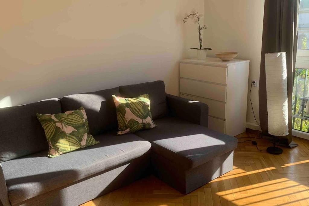 Apartment Plac Bankowy, Metro